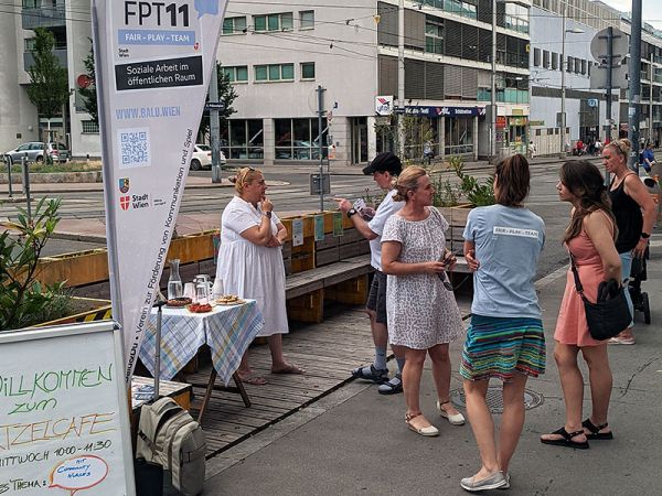 Grätzlcafé vor dem FPT11-Lokal