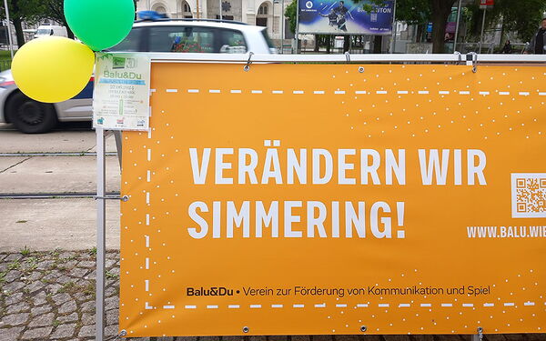 Banner von Balu&Du beim Simmeringer Straßenfest