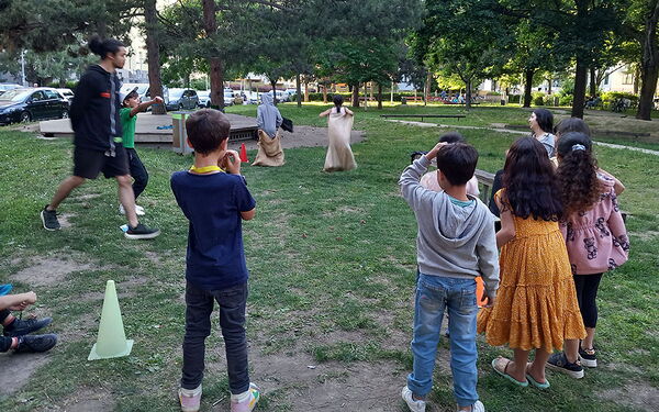 Sackhüpfen beim Parkbetreuungsfest