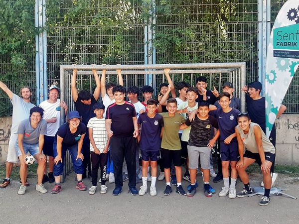 Gruppenbild mit allen Mannschaften des Fußball-Turniers im Hyblerpark