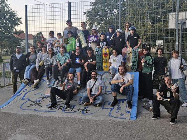 Gruppenbild vom Skate-Contest, dem Abschluss der Skateboard-Kurse