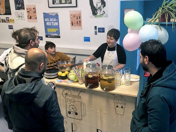 Reger Andrang beim Buffet am Tag der offenen Tür in der Senffabrik