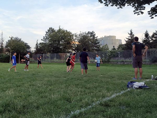 Jugendliche beim Fußballspielen neben der Hundezone am Flammweg