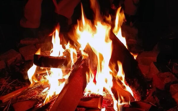 Lagerfeuer mit Würstelgrillen bei der Jahresabschlussfeier