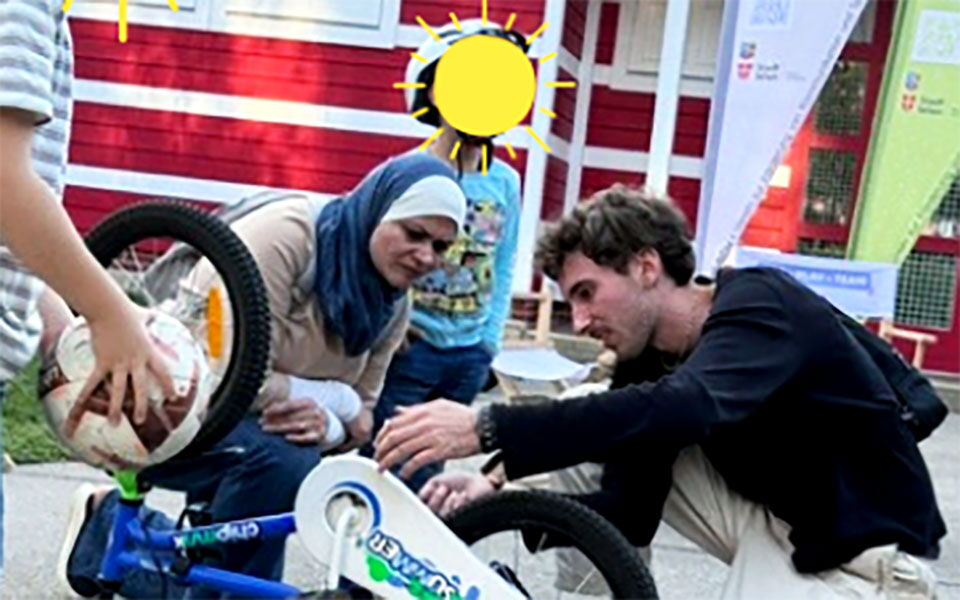 Spontane Fahrradreparatur bei unserer Sommeraktion.