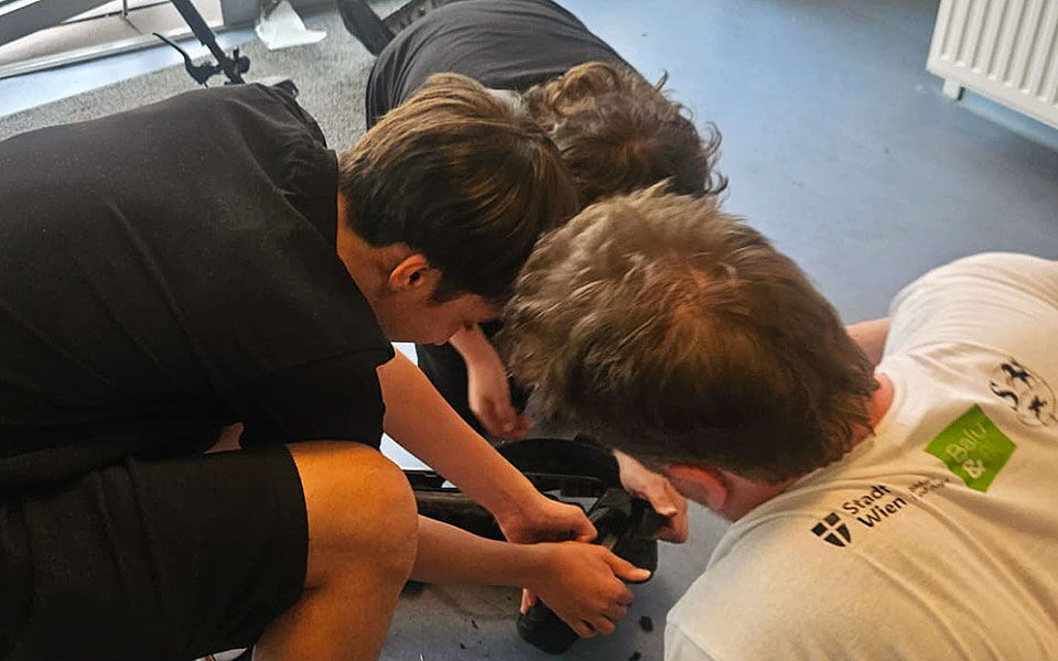 Drei Personen arbeiten beim Do-it-yourself Repair Workshop.