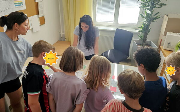 Befragung der Kinder und Begleitpersonen zum neuen Spielplatz in der VS Wichtelgasse.