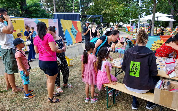 Beim Kinderfest im Hyblerpark konnten die Kinder ihre eigenen Buttons gestalten.