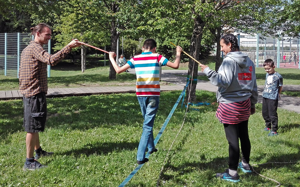 Slackline mit ausreichend Abstand