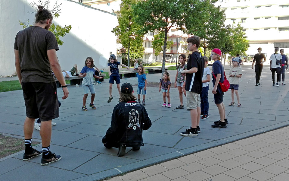 Ein Gruppe von Kindern beim Tag der offenen Tür in der Senffabrik