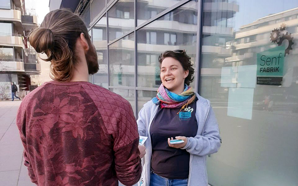 Mitarbeiter*innen der Senffabrik bei der mobilen Arbeit im Bezirk