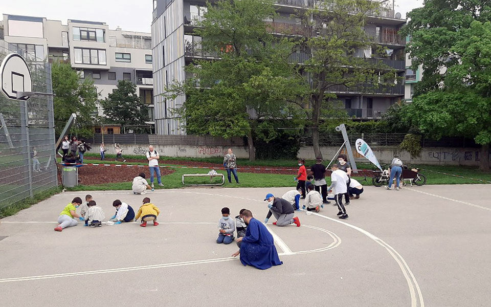 Kinder und Jugendliche erneuern die Bodenlinie in "ihrer" Sportanlage