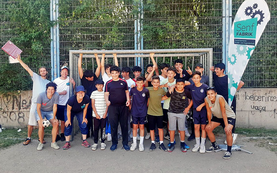 Gruppenbild mit allen Mannschaften des Fußball-Turniers im Hyblerpark