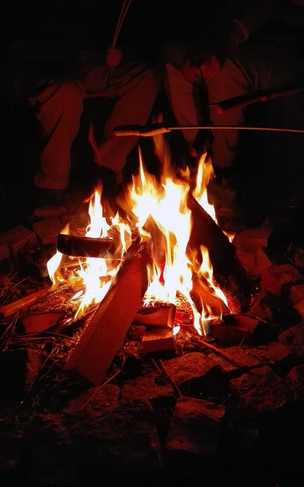 Lagerfeuer mit Würstelgrillen bei der Jahresabschlussfeier