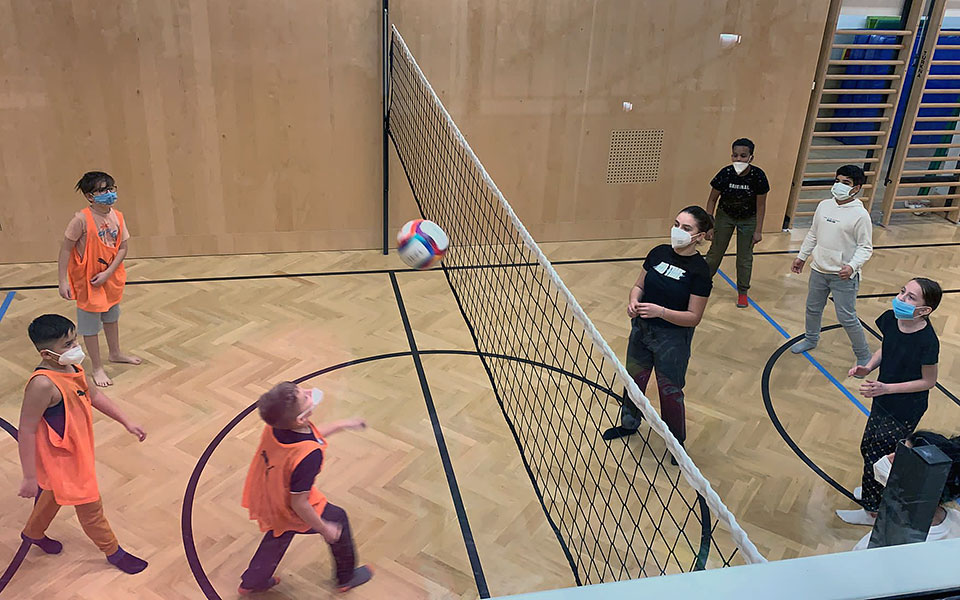 Sport&Du: Jugendliche beim Sport in der Sporthalle Hauffgasse