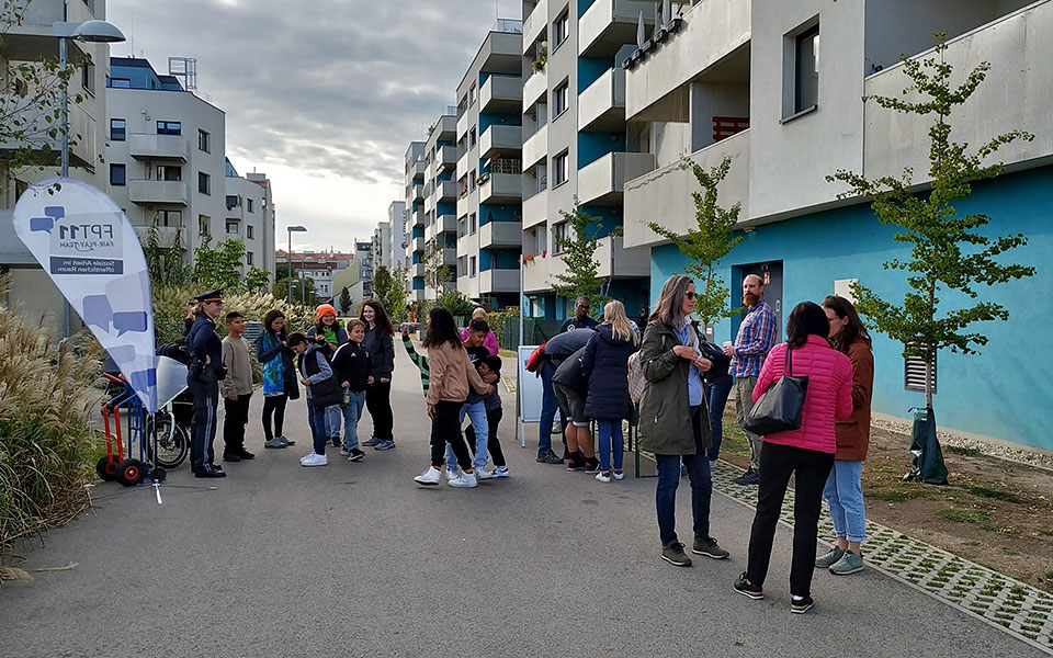 Die Gruppe versammelt sich zur Führung durch den neuen Bildungscampus