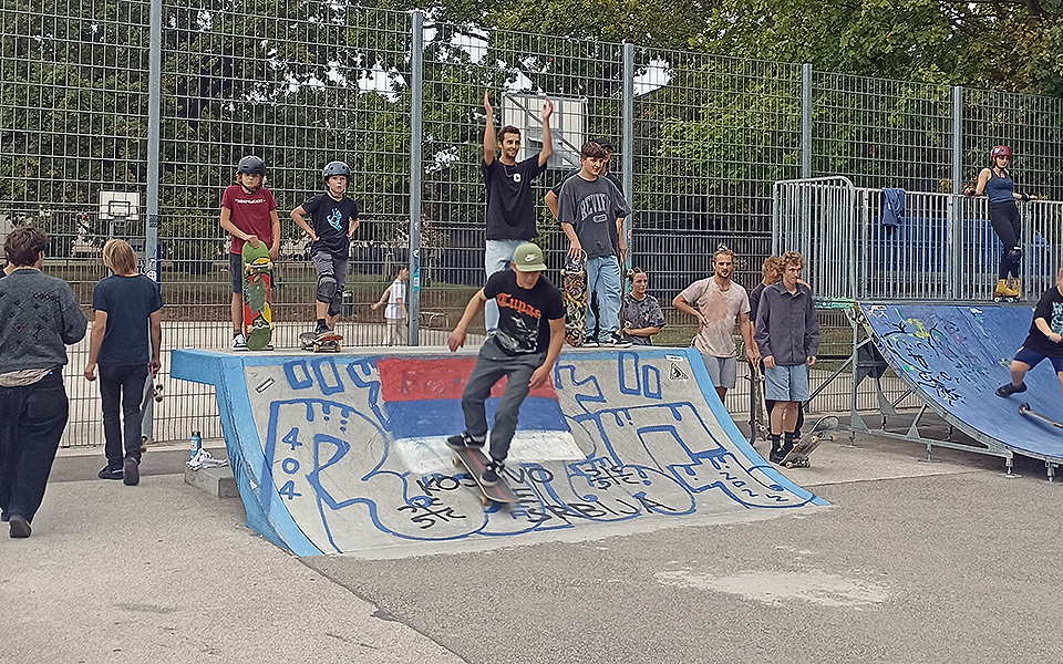 Ein junger Mann düst mit seinem Skateboard eine Rampe herab