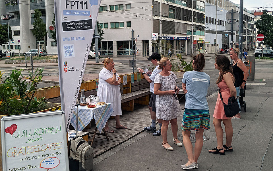 Grätzlcafé vor dem FPT11-Lokal