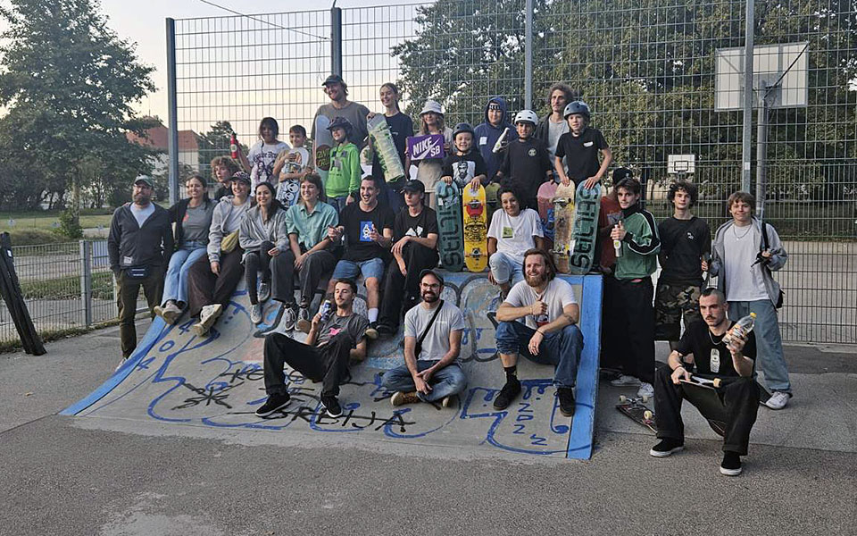 Gruppenbild vom Skate-Contest, dem Abschluss der Skateboard-Kurse