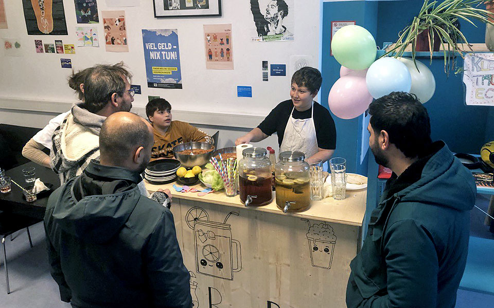 Reger Andrang beim Buffet am Tag der offenen Tür in der Senffabrik