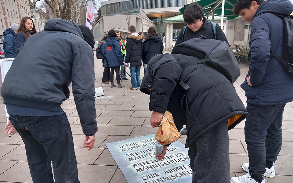 Bei der Aktion gegen Gewalt haben wir den Gehsteig mit Slogans besprüht.
