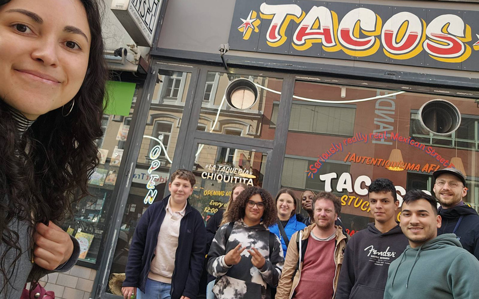 Gemeinsames Essen im Tacos-Restaurant