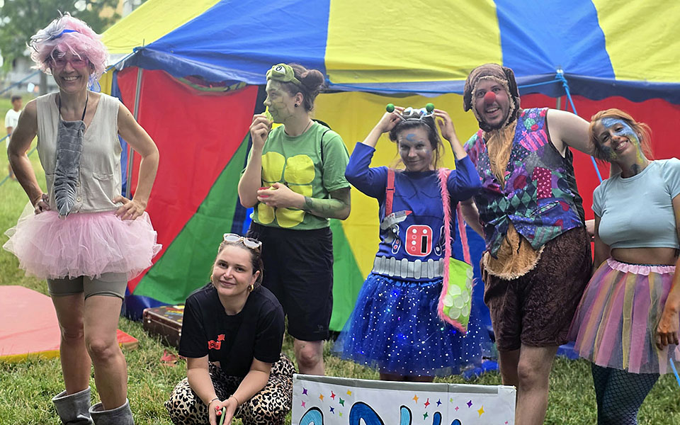 Gruppenfoto von Balus magischem Zirkus