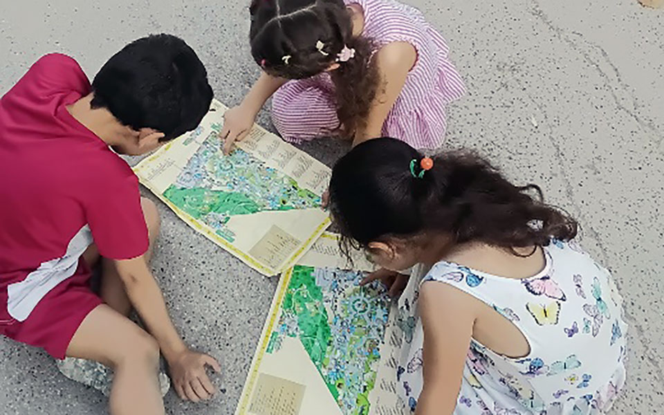 "Wo geht es als nächstes hin?" Die Kinder suchen das nächste Tier.