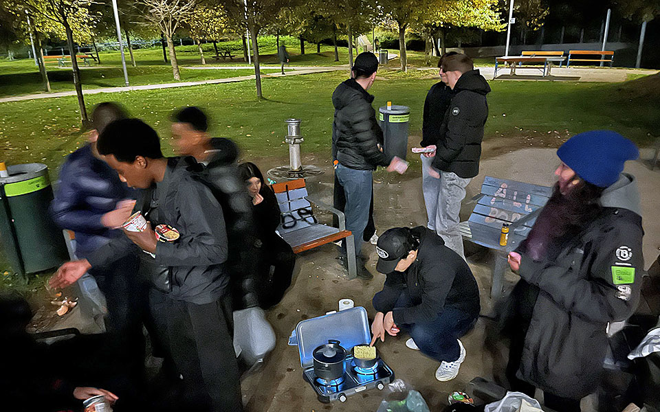 Aktion: Nudeln kochen im Park