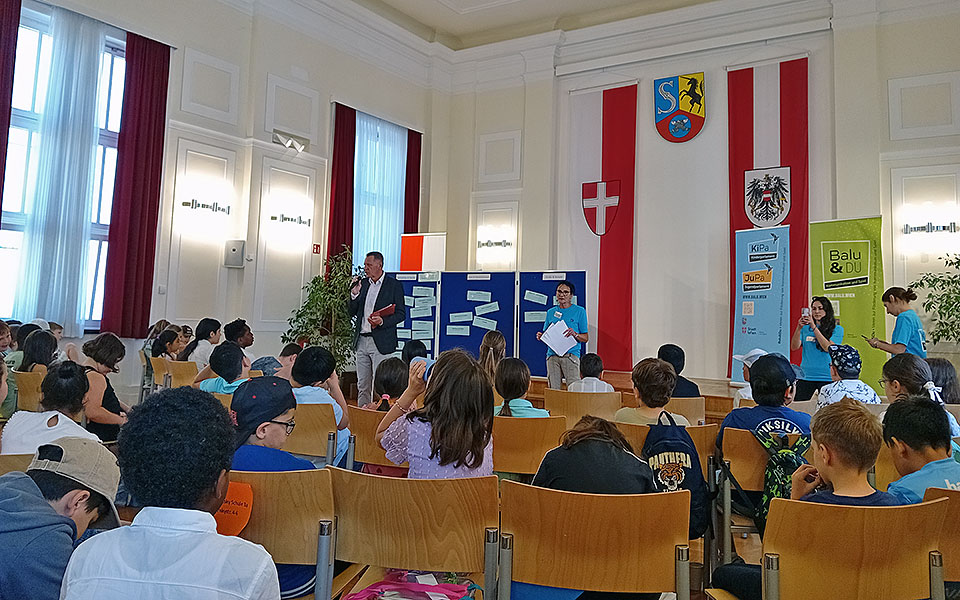 Das Kinder- und Jugendparlament Simmerung bei einer Sitzung.