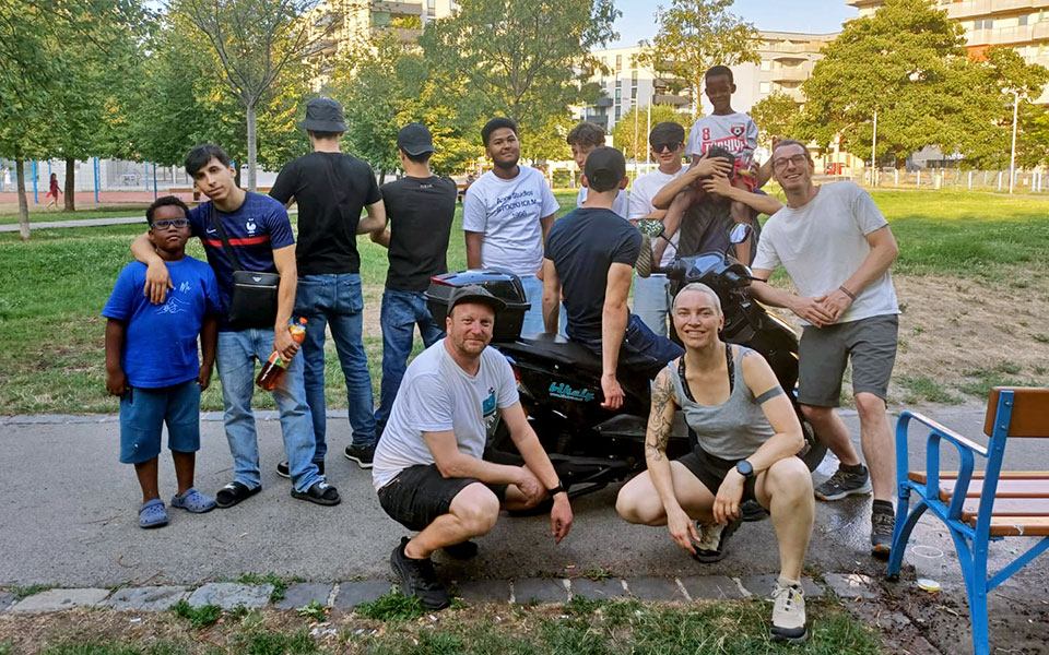 Kooperationstreffen von Ü-Team von Streetwork Wien und der Senffabrik im Hyblerpark.