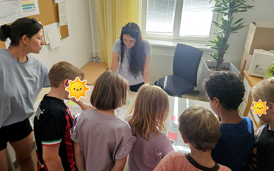 Befragung der Kinder und Begleitpersonen zum neuen Spielplatz in der VS Wichtelgasse.