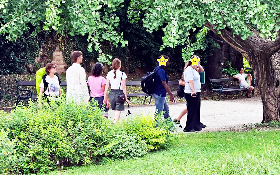 Besuch im Botanischen Garten mit den Organisator:innen des letzten Volleyballturniers.